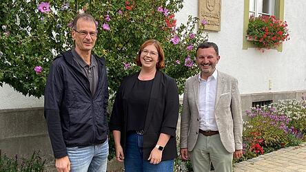 B&uuml;rgermeister Markus Hofmann (r.) und Gesch&auml;ftsf&uuml;hrender Beamter Karl-Heinz Lummer mit der k&uuml;nftigen Leiterin der Stadtbibliothek, Simona Gogei&szlig;l.