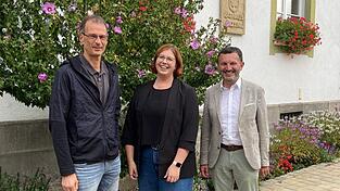 Bürgermeister Markus Hofmann (r.) und Geschäftsführender Beamter Karl-Heinz Lummer mit der künftigen Leiterin der Stadtbibliothek, Simona Gogeißl. Bürgermeister Markus Hofmann (r.) und Geschäftsführender Beamter Karl-Heinz Lummer mit der künftigen Leiterin der Stadtbibliothek, Simona Gogeißl.