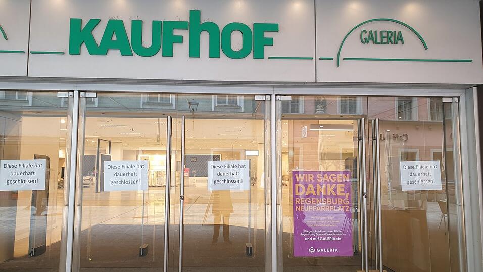 Der Kaufhof am Neupfarrplatz steht seit August 2024 leer. Angebliche Pläne für ein muslimisches Kultur-Kaufhaus der neuen Eigentümer sorgen seit Anfang des Jahres für Wirbel.