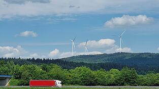 Ein Blick vom Donauradweg auf die drei bereits bestehenden Windkraftanlagen in der Gemeinde Wiesenfelden.