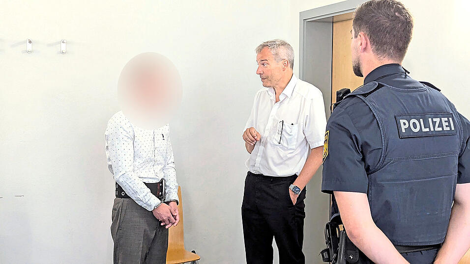 Verteidiger Felix Dimpfl (M.) arbeitete sich an der Glaubwürdigkeit der Belastungszeugen ab. Verteidiger Felix Dimpfl (M.) arbeitete sich an der Glaubwürdigkeit der Belastungszeugen ab.