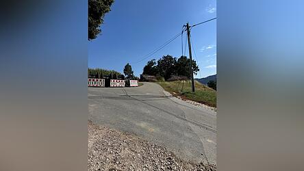 Die Leitungen &uuml;ber der Stra&szlig;e bei P&ouml;slasberg im Gemeindebereich Konzell