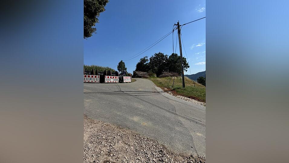 Die Leitungen über der Straße bei Pöslasberg im Gemeindebereich Konzell Die Leitungen über der Straße bei Pöslasberg im Gemeindebereich Konzell