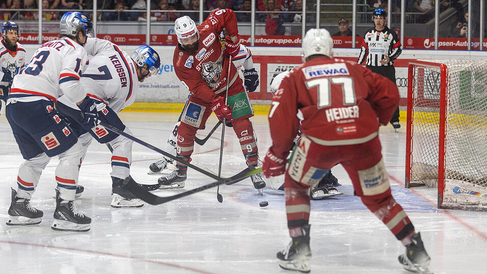 Die Eisb&auml;ren Regensburg (rote Trikots) haben am Sonntag zur&uuml;ckgebissen und die DEL2-Finalserie gegen die Kassel Huskies auf 1:1 ausgeglichen.
