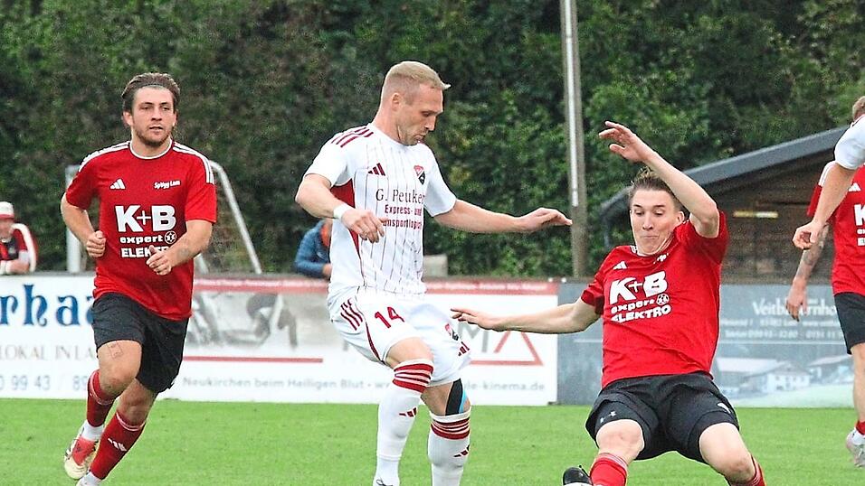 Platz vier ist der Lohn für die Mühen der SpVgg Lam (in Rot) gegen den TSV Seebach.