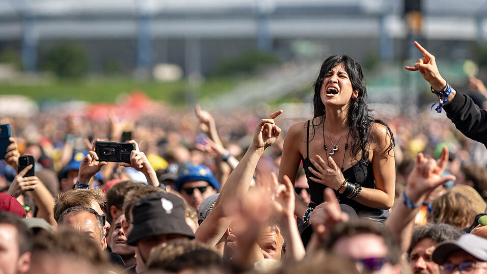 Rund 80.000 Musikfans feiern laut Veranstalter auf dem Gel&auml;nde.&nbsp;