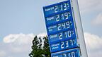 Bevor der Tankrabatt ausgelaufen war, kosteten Benzin und Diesel deutlich mehr als in den Tagen davor. Bevor der Tankrabatt ausgelaufen war, kosteten Benzin und Diesel deutlich mehr als in den Tagen davor.