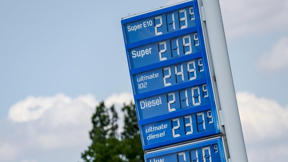 Bevor der Tankrabatt ausgelaufen war, kosteten Benzin und Diesel deutlich mehr als in den Tagen davor. Bevor der Tankrabatt ausgelaufen war, kosteten Benzin und Diesel deutlich mehr als in den Tagen davor.