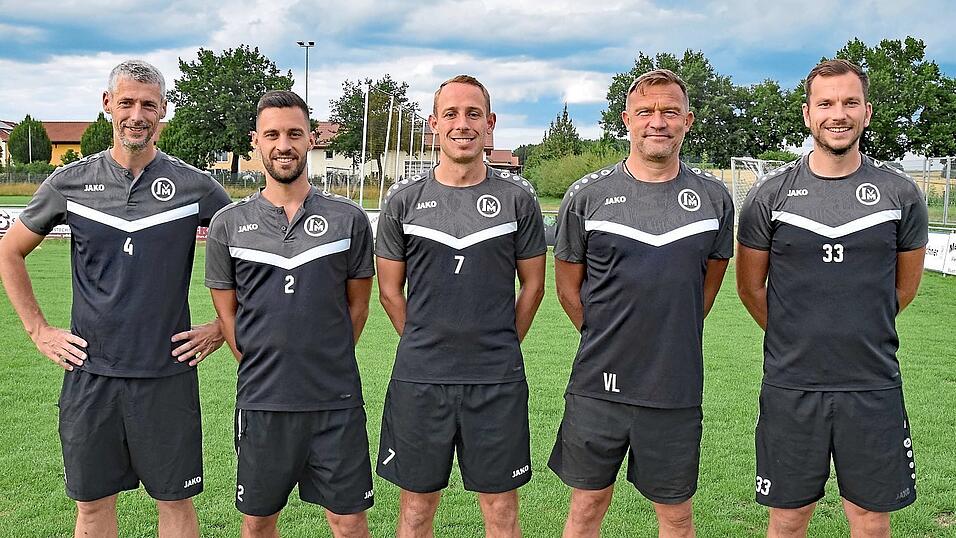 Vorsitzender Georg Krojer (v.l.), Sportlicher Leiter Maxi Hagl, Co-Trainer Sven Oechsner, der neue Trainer Volker Lippcke und zweiter sportlicher Leiter Michael Stadler.