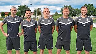 Vorsitzender Georg Krojer (v.l.), Sportlicher Leiter Maxi Hagl, Co-Trainer Sven Oechsner, der neue Trainer Volker Lippcke und zweiter sportlicher Leiter Michael Stadler. Vorsitzender Georg Krojer (v.l.), Sportlicher Leiter Maxi Hagl, Co-Trainer Sven Oechsner, der neue Trainer Volker Lippcke und zweiter sportlicher Leiter Michael Stadler.