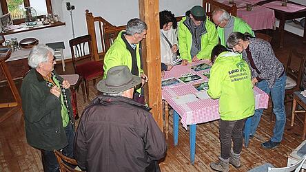 Kinderspiel: Abschließend darf der Landesvorstand des Bund Naturschutz sein Wissen über Natur und Umwelt unter Beweis stellen. Bei einem Bilderrätsel müssen Jahreszahlen den passenden Fotos zugeordnet werden. Kinderspiel: Abschließend darf der Landesvorstand des Bund Naturschutz sein Wissen über Natur und Umwelt unter Beweis stellen. Bei einem Bilderrätsel müssen Jahreszahlen den passenden Fotos zugeordnet werden.