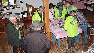 Kinderspiel: Abschließend darf der Landesvorstand des Bund Naturschutz sein Wissen über Natur und Umwelt unter Beweis stellen. Bei einem Bilderrätsel müssen Jahreszahlen den passenden Fotos zugeordnet werden. Kinderspiel: Abschließend darf der Landesvorstand des Bund Naturschutz sein Wissen über Natur und Umwelt unter Beweis stellen. Bei einem Bilderrätsel müssen Jahreszahlen den passenden Fotos zugeordnet werden.