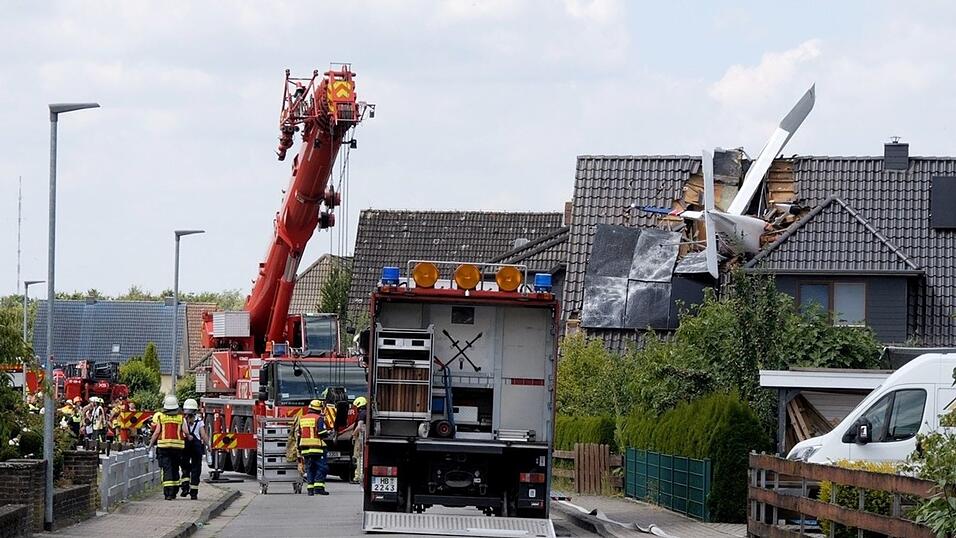 Am Vormittag war die Feuerwehr zu dem Flugzeugabsturz gerufen worden. Am Vormittag war die Feuerwehr zu dem Flugzeugabsturz gerufen worden.