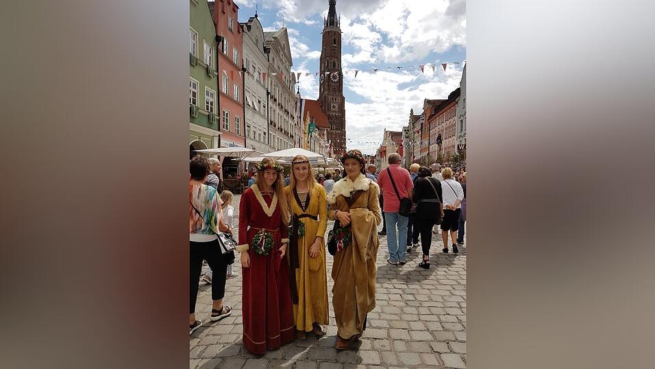 Hier vermischen sich Mittelalter und Moderne: Da flanieren Fürsten zwischen den Landshutern und ihren Gästen aus aller Welt, hört man an allen Ecken und Enden Trumetenklänge und kann man ins Gespräch mit Rittern und Gauklern kommen Hier vermischen sich Mittelalter und Moderne: Da flanieren Fürsten zwischen den Landshutern und ihren Gästen aus aller Welt, hört man an allen Ecken und Enden Trumetenklänge und kann man ins Gespräch mit Rittern und Gauklern kommen