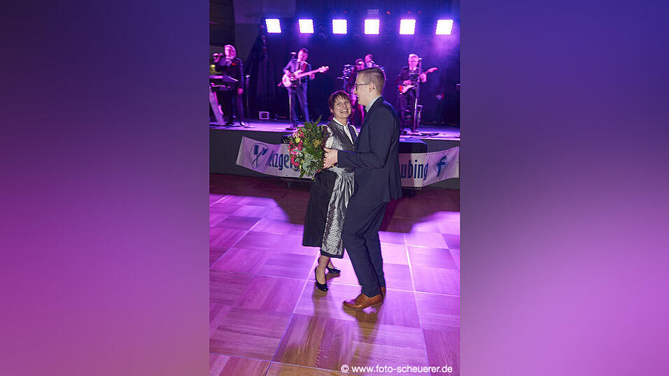 Die Metzgerzunft hat am Samstagabend in die Joseph-von-Fraunhofer-Halle eingeladen. Die Metzgerzunft hat am Samstagabend in die Joseph-von-Fraunhofer-Halle eingeladen.