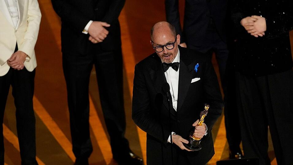 Regisseur Edward Berger nimmt den Preis f&uuml;r 'Im Westen nichts Neues' f&uuml;r den besten internationalen Spielfilm entgegen.