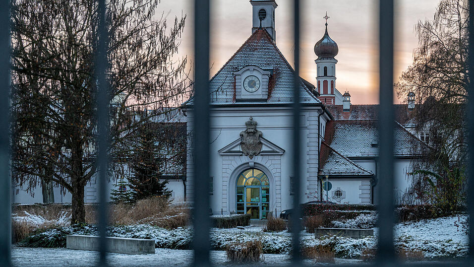 Ein in der JVA Straubing Inhaftierter soll am Sonntag von einem Mithäftling schwer verletzt worden sein. (Symbolbild) Ein in der JVA Straubing Inhaftierter soll am Sonntag von einem Mithäftling schwer verletzt worden sein. (Symbolbild)