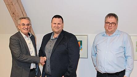 Martin Holler (Mitte) ist neuer B&uuml;rgermeister von Tiefenbach. Er gewann die Wahl mit 68,9 Prozent der Stimmen - und das bei zwei Gegenkandidaten. Amtsinhaber Ludwig Pr&ouml;gler (links) und Gesch&auml;ftsleiter Hans Braun geh&ouml;ren zu den ersten Gratulanten.