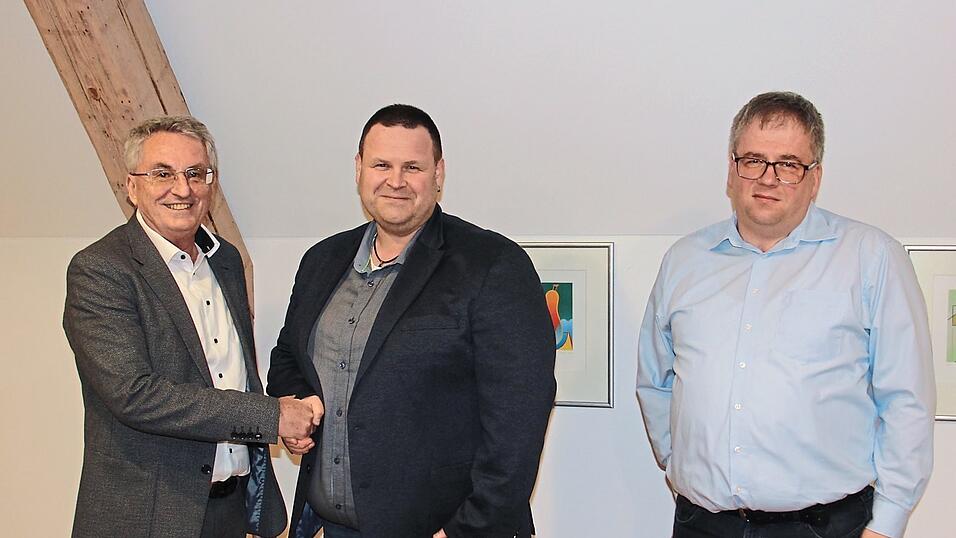 Martin Holler (Mitte) ist neuer B&uuml;rgermeister von Tiefenbach. Er gewann die Wahl mit 68,9 Prozent der Stimmen - und das bei zwei Gegenkandidaten. Amtsinhaber Ludwig Pr&ouml;gler (links) und Gesch&auml;ftsleiter Hans Braun geh&ouml;ren zu den ersten Gratulanten.