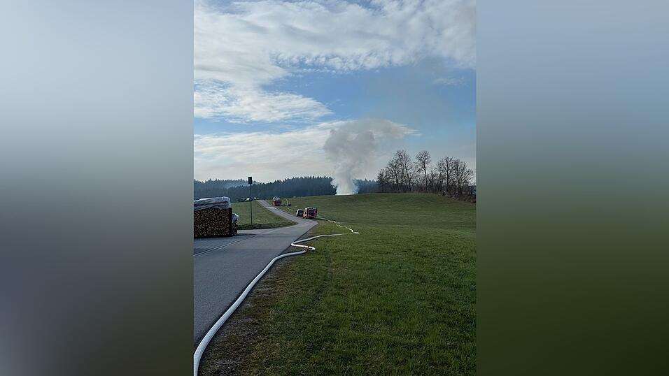 Die Feuerwehren haben eine lange Schlauchleitung aufgebaut.