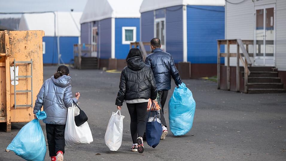 In Europa kommen ab diesem Freitag Fl&uuml;chtlinge in Auffanglager, wo zun&auml;chst ihr Asylantrag gepr&uuml;ft wird. Wer keinen Schutz erh&auml;lt, soll abgeschoben werden.
