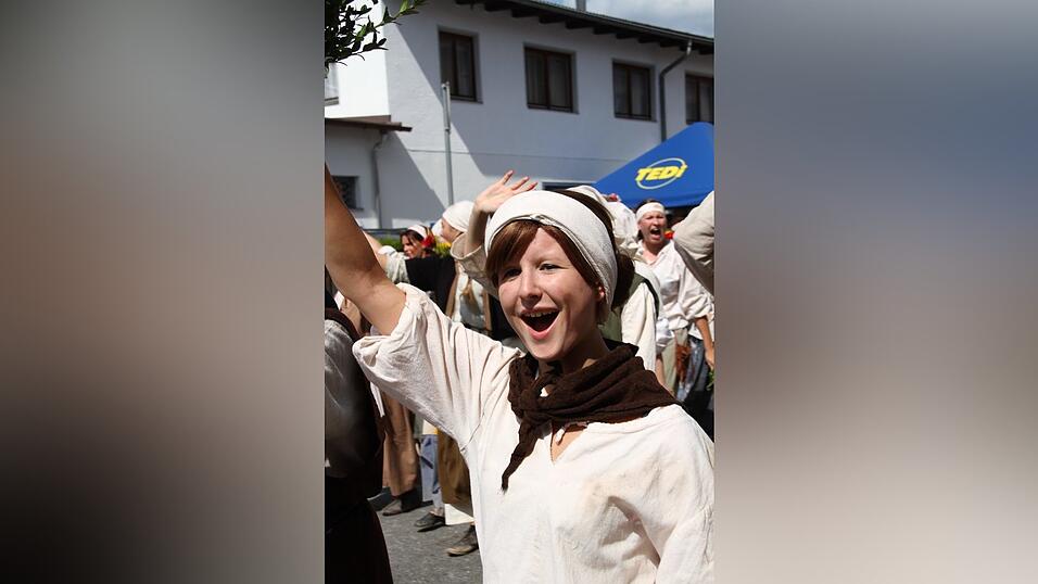 Die schönsten Augenblicke des historischen Drachenstich-Festzuges 2016. Die schönsten Augenblicke des historischen Drachenstich-Festzuges 2016.