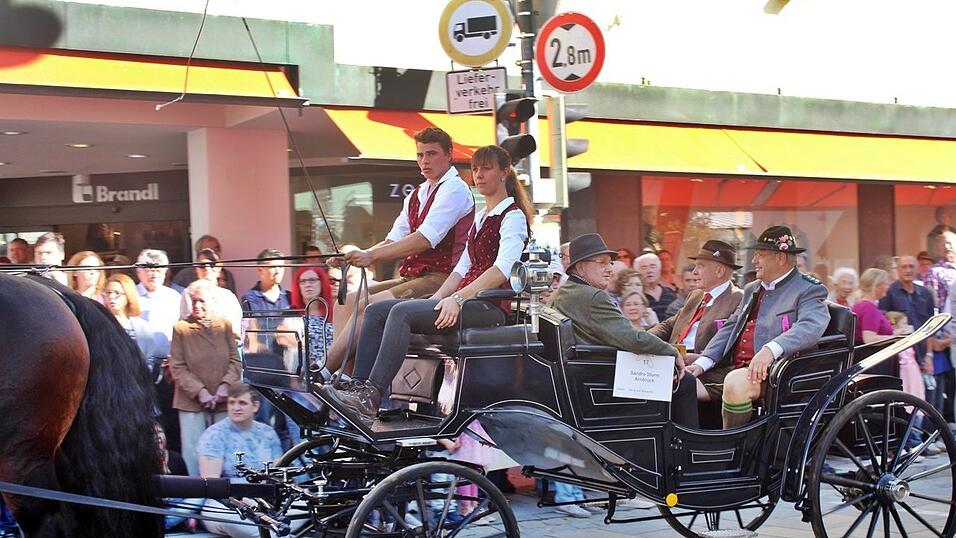 Viele Besucher verfolgten am Sonntag den Umzug auf dem Vilsbiburger Stadtplatz. Viele Besucher verfolgten am Sonntag den Umzug auf dem Vilsbiburger Stadtplatz.