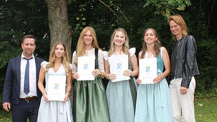 Rektor Andreas Scheungrab und Elisabeth Lindner gratulierten (ab 2. v. l.) Lucia Willnecker, Anna Rossa, Maria Salzberger und Karolina Graßl zur Traumnote 1,0. 