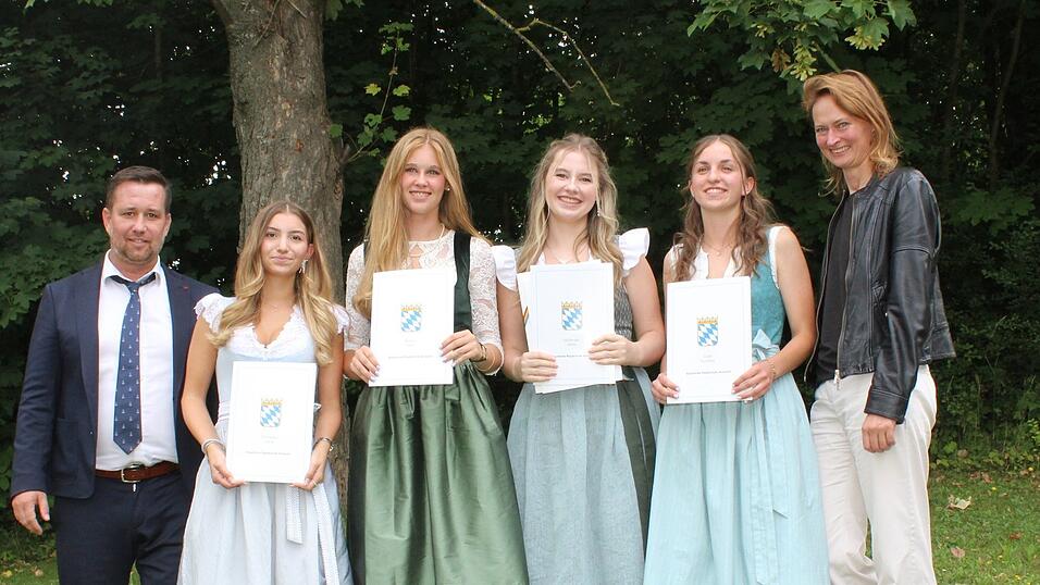 Rektor Andreas Scheungrab und Elisabeth Lindner gratulierten (ab 2. v. l.) Lucia Willnecker, Anna Rossa, Maria Salzberger und Karolina Graßl zur Traumnote 1,0. Rektor Andreas Scheungrab und Elisabeth Lindner gratulierten (ab 2. v. l.) Lucia Willnecker, Anna Rossa, Maria Salzberger und Karolina Graßl zur Traumnote 1,0.
