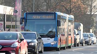 Im Bus ist die 40-Jährige auf zwei 14-Jährige losgegangen, nachdem diese einen Senioren vor einem Angriff schützen wollten.