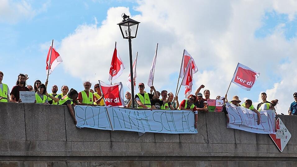 „Sozialkahlschlag stoppen“ stand auf dem Transparent, das Mitglieder von Verdi an der Steinernen Brücke ausrollten. „Sozialkahlschlag stoppen“ stand auf dem Transparent, das Mitglieder von Verdi an der Steinernen Brücke ausrollten.