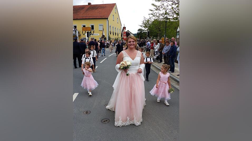 Strahlende Patenbraut: 'Wirtsdeandl' Elena Fischer aus Thierling.