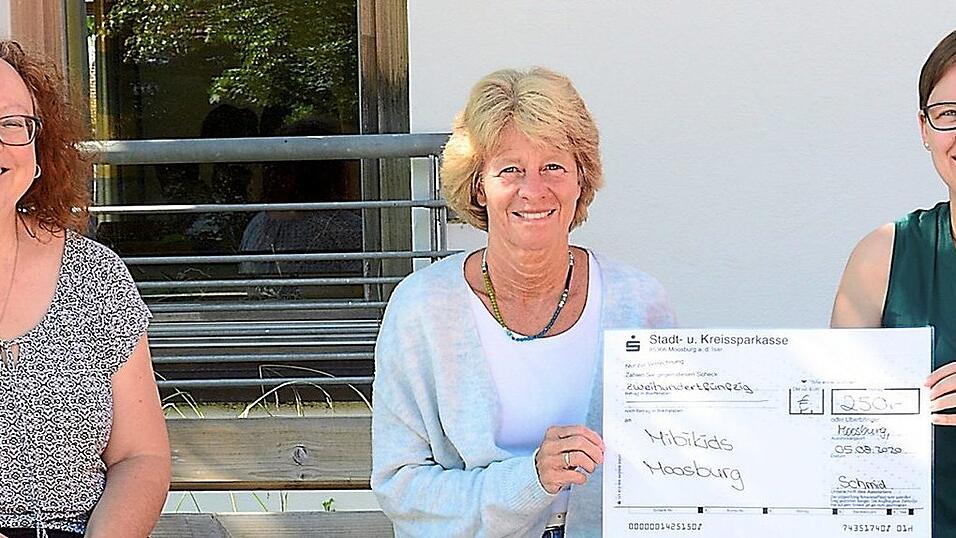 Einen Scheck &uuml;bergaben Marion Kraus (l.) und Katharina Schmid (r.) an MiBiKids-Stadtkoordinatorin Dr. Ursula Seidensticker. Fotos: Christine F&ouml;&szlig;meier