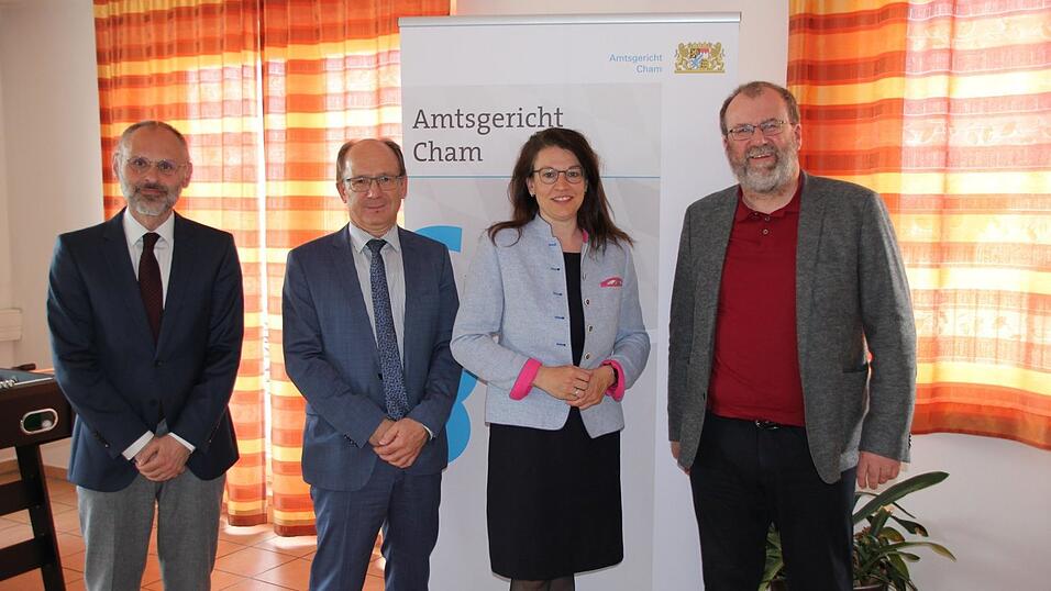 Im Gespräch: Richter Dr. Thomas Strauß, Amtsgerichtsdirektor Erich Vogl und Gerhard Stockert, Bezirksvorsitzender der Richtervereinigung, tauschten sich mit MdB Martina Englhardt-Kopf aus. Im Gespräch: Richter Dr. Thomas Strauß, Amtsgerichtsdirektor Erich Vogl und Gerhard Stockert, Bezirksvorsitzender der Richtervereinigung, tauschten sich mit MdB Martina Englhardt-Kopf aus.