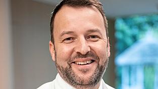 Privatdozent Dr. Thomas Betz ist seit Anfang April in Straubing tätig. Der Gefäßchirurg steht einer neuen Hauptfachabteilung des Klinikums vor und weiß Straubing zu schätzen. Privatdozent Dr. Thomas Betz ist seit Anfang April in Straubing tätig. Der Gefäßchirurg steht einer neuen Hauptfachabteilung des Klinikums vor und weiß Straubing zu schätzen.