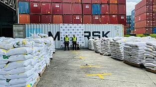 Kolumbianische Sicherheitskräfte haben eine der größten Mengen Kokain in der Geschichte des südamerikanischen Landes sichergestellt. Kolumbianische Sicherheitskräfte haben eine der größten Mengen Kokain in der Geschichte des südamerikanischen Landes sichergestellt.