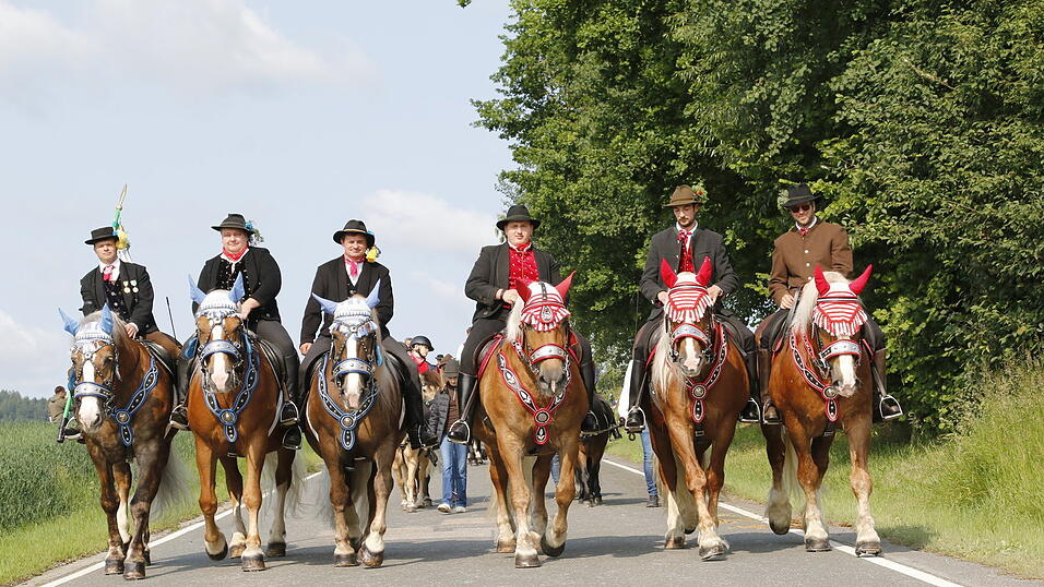 Bei angenehmen Temperaturen zogen die Pfingstreiter durch das Zellertal nach Steinbühl. Bei angenehmen Temperaturen zogen die Pfingstreiter durch das Zellertal nach Steinbühl.