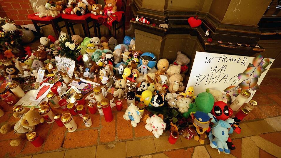 In der Marienkirche in Güstrow erinnern am Mittwoch Plüschtiere und Grablichter an den getöteten Fabian. In der Marienkirche in Güstrow erinnern am Mittwoch Plüschtiere und Grablichter an den getöteten Fabian.