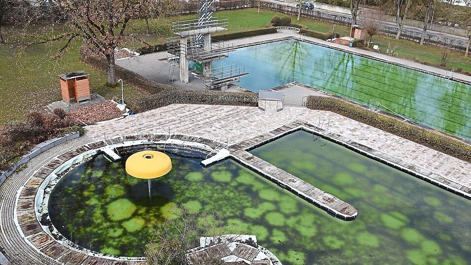 Das Wasser der Schwimmbecken f&auml;rbt sich &uuml;ber den Winter gr&uuml;n. Es soll in der kalten Jahreszeit unter anderem das Anheften von Schmutz an den Beckenw&auml;nden verhindern.