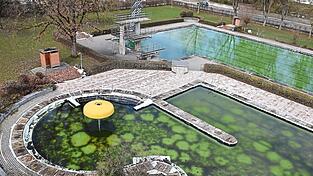 Das Wasser der Schwimmbecken f&auml;rbt sich &uuml;ber den Winter gr&uuml;n. Es soll in der kalten Jahreszeit unter anderem das Anheften von Schmutz an den Beckenw&auml;nden verhindern.