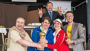 Mal wieder ein Sieg! Da ist die Welt im Tennisclub noch in Ordnung für Peter Kempkes als Heribert Bräsemann (von links), Kolja Heiß als Erol Oturan, Lina Maria Spieth als Melanie Pfaff, Julius Bornmann als Torsten Pfaff und im Hintergrund Stefan Voglhuber als Matthias Scholz Mal wieder ein Sieg! Da ist die Welt im Tennisclub noch in Ordnung für Peter Kempkes als Heribert Bräsemann (von links), Kolja Heiß als Erol Oturan, Lina Maria Spieth als Melanie Pfaff, Julius Bornmann als Torsten Pfaff und im Hintergrund Stefan Voglhuber als Matthias Scholz