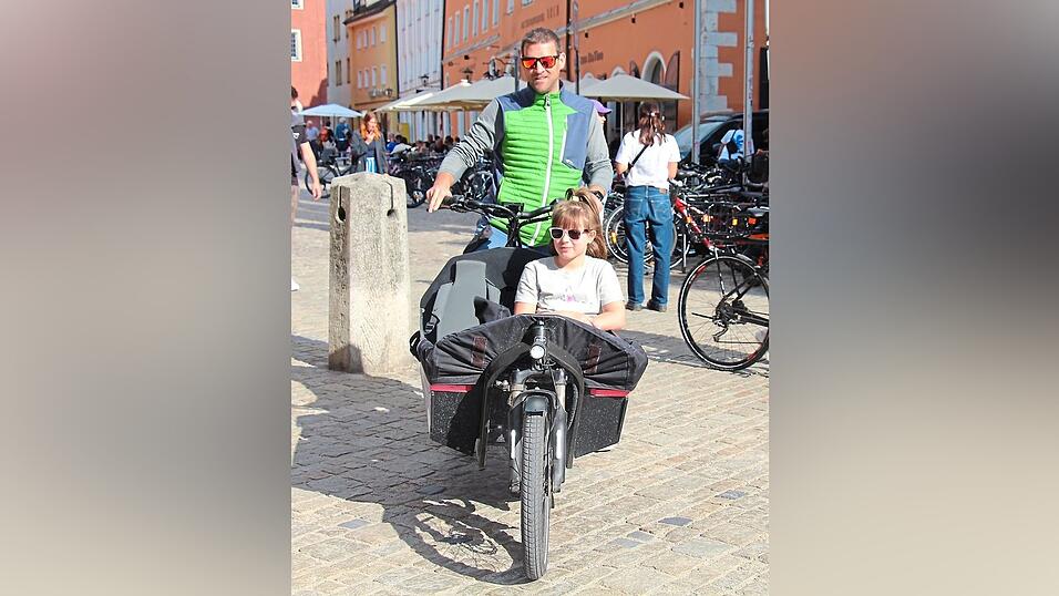 Tobias Kahn nutzt das Lastenrad zwei- bis dreimal in der Woche. Auch seine neunj&auml;hrige Tochter Elsa kann er gut mitnehmen.