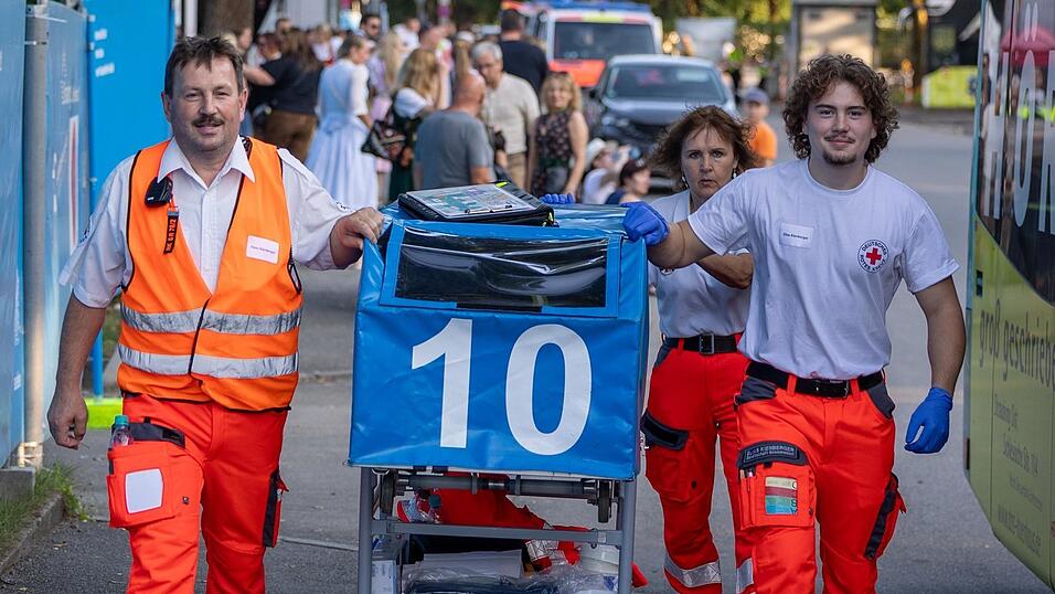 Vater-Sohn-Gespann im Sanitätsdienst auf dem Gäubodenvolksfest: Hans Kienberger (l.) mit Sohn Elias und Gisela Baier von der Bereitschaft Bogen. Vater-Sohn-Gespann im Sanitätsdienst auf dem Gäubodenvolksfest: Hans Kienberger (l.) mit Sohn Elias und Gisela Baier von der Bereitschaft Bogen.