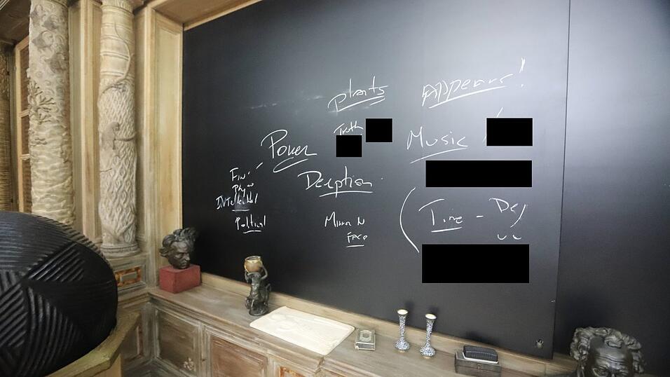 Auf einer Tafel sind die handgeschriebenen Worte «Macht», «Täuschung» und «Wahrheit» zu lesen.