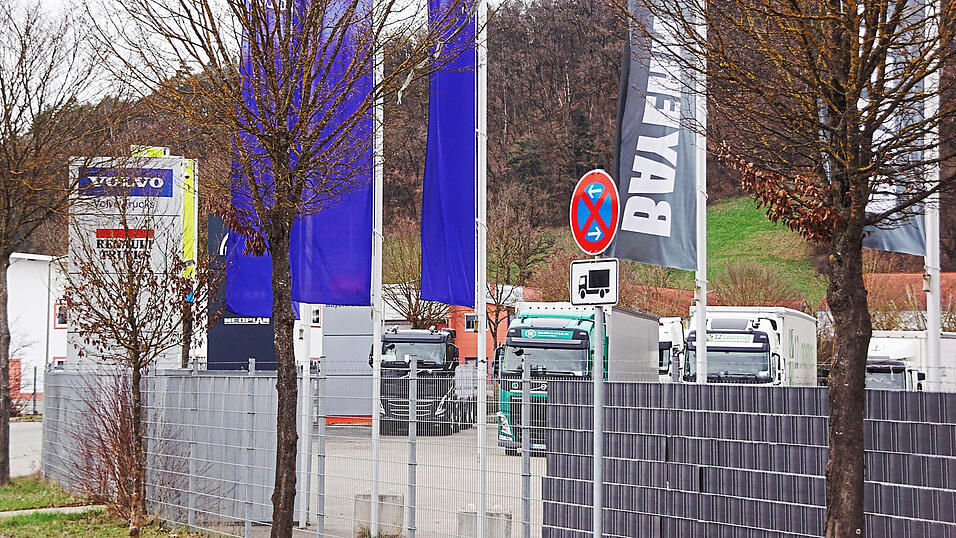 Auf dem Gelände dieser Lastwagenwerkstatt im Gewerbegebiet Haslet in Wörth schlugen die Täter zu. Sie wussten genau, was sie taten. Auf dem Gelände dieser Lastwagenwerkstatt im Gewerbegebiet Haslet in Wörth schlugen die Täter zu. Sie wussten genau, was sie taten.