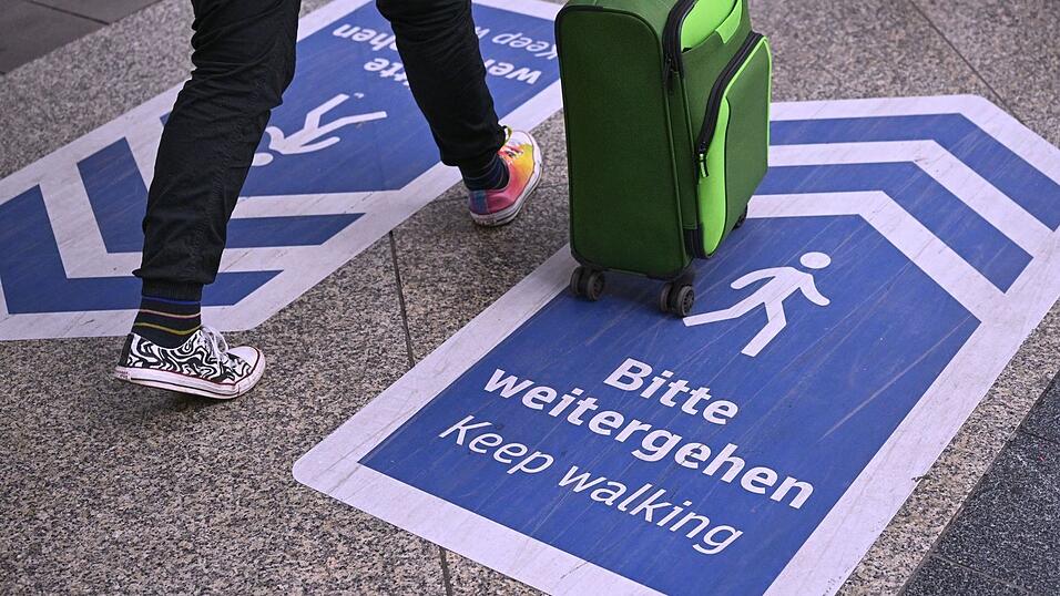 Unter anderem mit auf den Boden geklebten Hinweisen wollte die Bahn gefährliches Gedränge vermeiden. (Archivbild) Unter anderem mit auf den Boden geklebten Hinweisen wollte die Bahn gefährliches Gedränge vermeiden. (Archivbild)