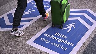 Unter anderem mit auf den Boden geklebten Hinweisen wollte die Bahn gef&auml;hrliches Gedr&auml;nge vermeiden. (Archivbild)