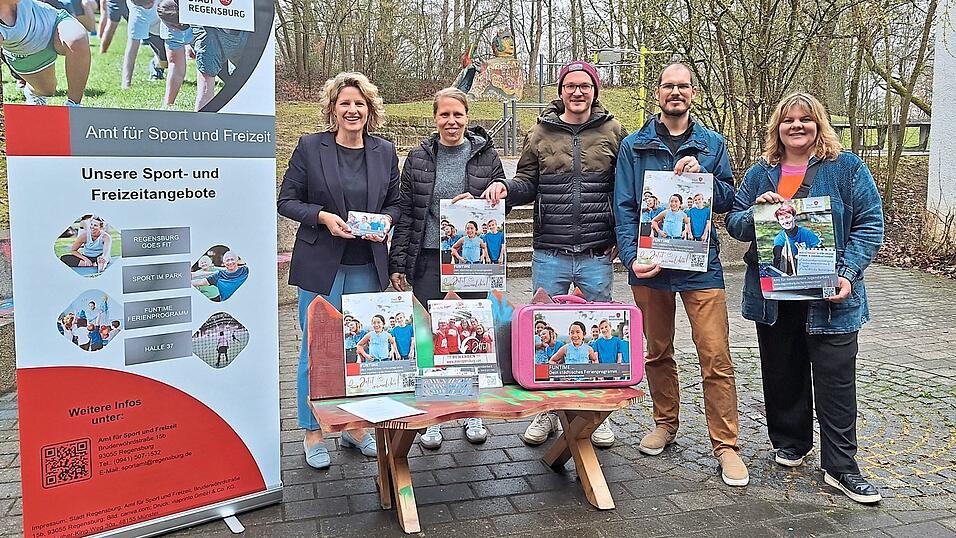 Bürgermeisterin Astrid Freudenstein (links) präsentierte gemeinsam mit Vertreterinnen und Vertretern des Amtes für kommunale Jugendarbeit und des Amtes für Sport und Freizeit das neue Ferienprogramm 'Funtime' für die Pfingst-, Sommer- und Herbstferien. Bürgermeisterin Astrid Freudenstein (links) präsentierte gemeinsam mit Vertreterinnen und Vertretern des Amtes für kommunale Jugendarbeit und des Amtes für Sport und Freizeit das neue Ferienprogramm 'Funtime' für die Pfingst-, Sommer- und Herbstferien.