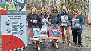 B&uuml;rgermeisterin Astrid Freudenstein (links) pr&auml;sentierte gemeinsam mit Vertreterinnen und Vertretern des Amtes f&uuml;r kommunale Jugendarbeit und des Amtes f&uuml;r Sport und Freizeit das neue Ferienprogramm 'Funtime' f&uuml;r die Pfingst-, Sommer- und Herbstferien.