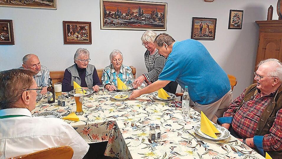 Gerhard Fersch hat Senioren der Stadt zum Probeessen eingeladen.